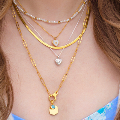 a model with a gold necklace close up
