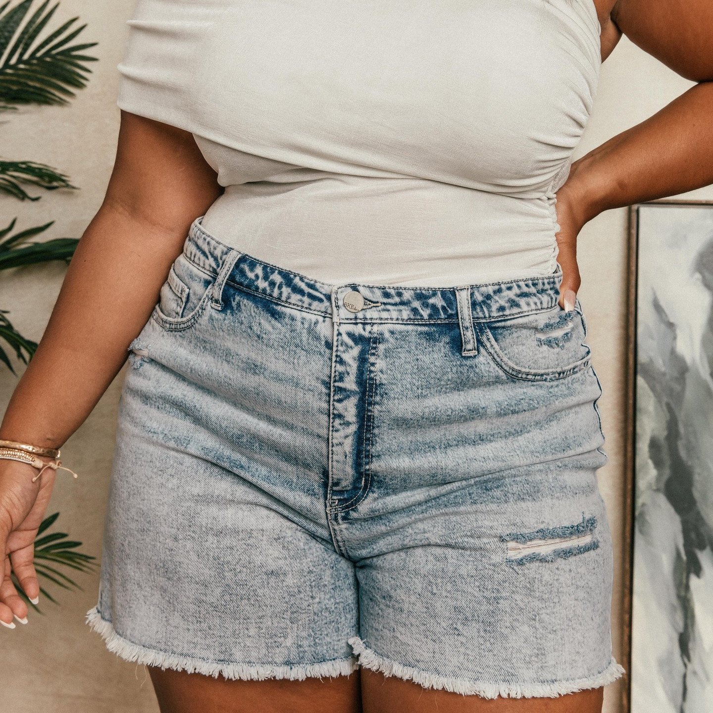 Buckle jean shorts and shirt outfit