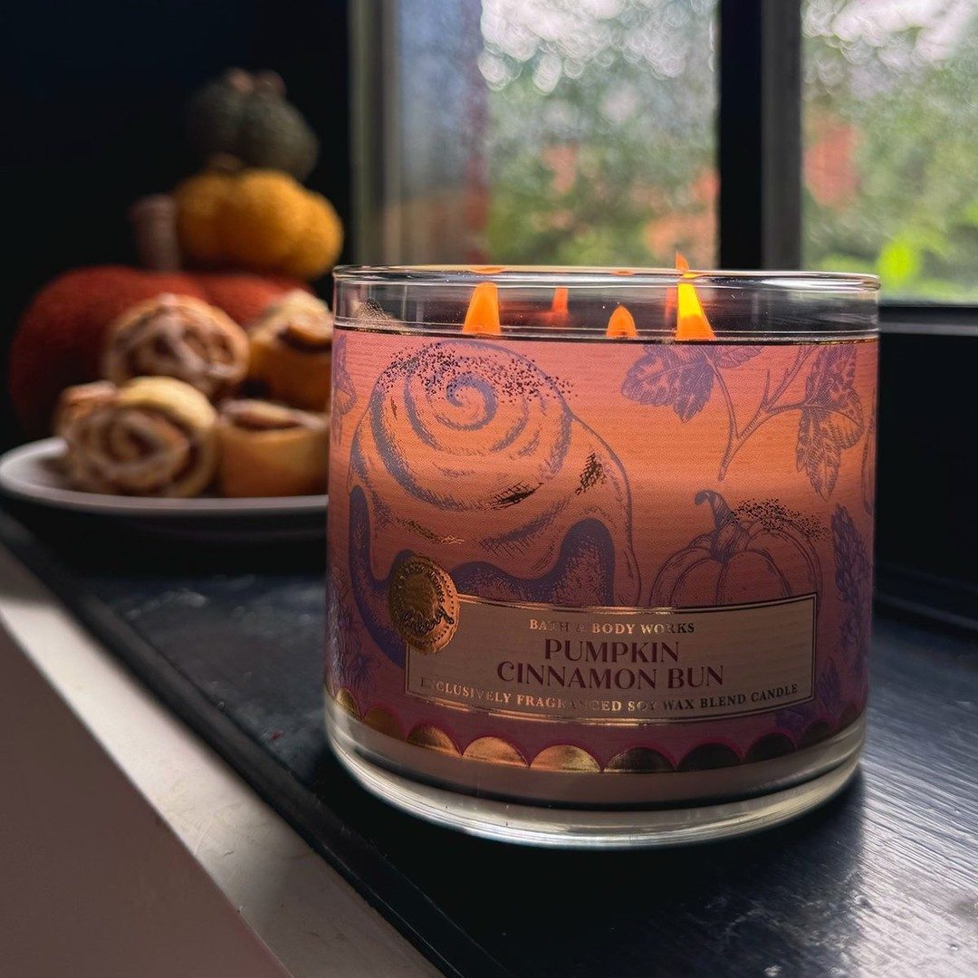 a pumpkin and cinnamon scented candle