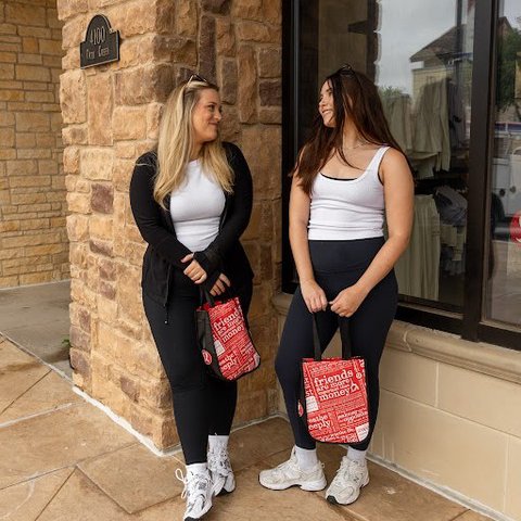 SnapInsta.to_510971276_18515014225021927_848546704357027124_n Lululemon white tank tops and black leggings